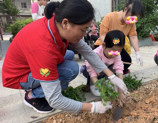 職工兒童種花.jpg