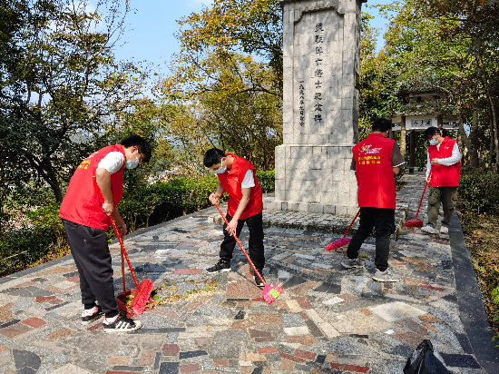 清明節(jié)來臨之際，宅梧鎮(zhèn)退役軍人服務(wù)站工作人員發(fā)動退役軍人僑都星火志愿服務(wù)隊對我鎮(zhèn)四座烈士紀念碑進行巡查、打掃清潔工作，志愿服務(wù)隊們也是“收獲滿滿”啊3.jpg