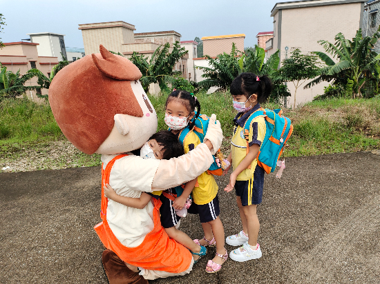 雙合鎮(zhèn)搖籃幼兒園孩子高興上學.jpg