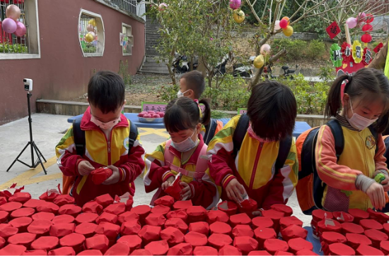 宅梧鎮(zhèn)中心幼兒園為孩子們精心策劃了“幸運拆盲盒”獨特的開學儀式，在踏入幼兒園門口的一剎那，就給了孩子們一個大大的驚喜。.png