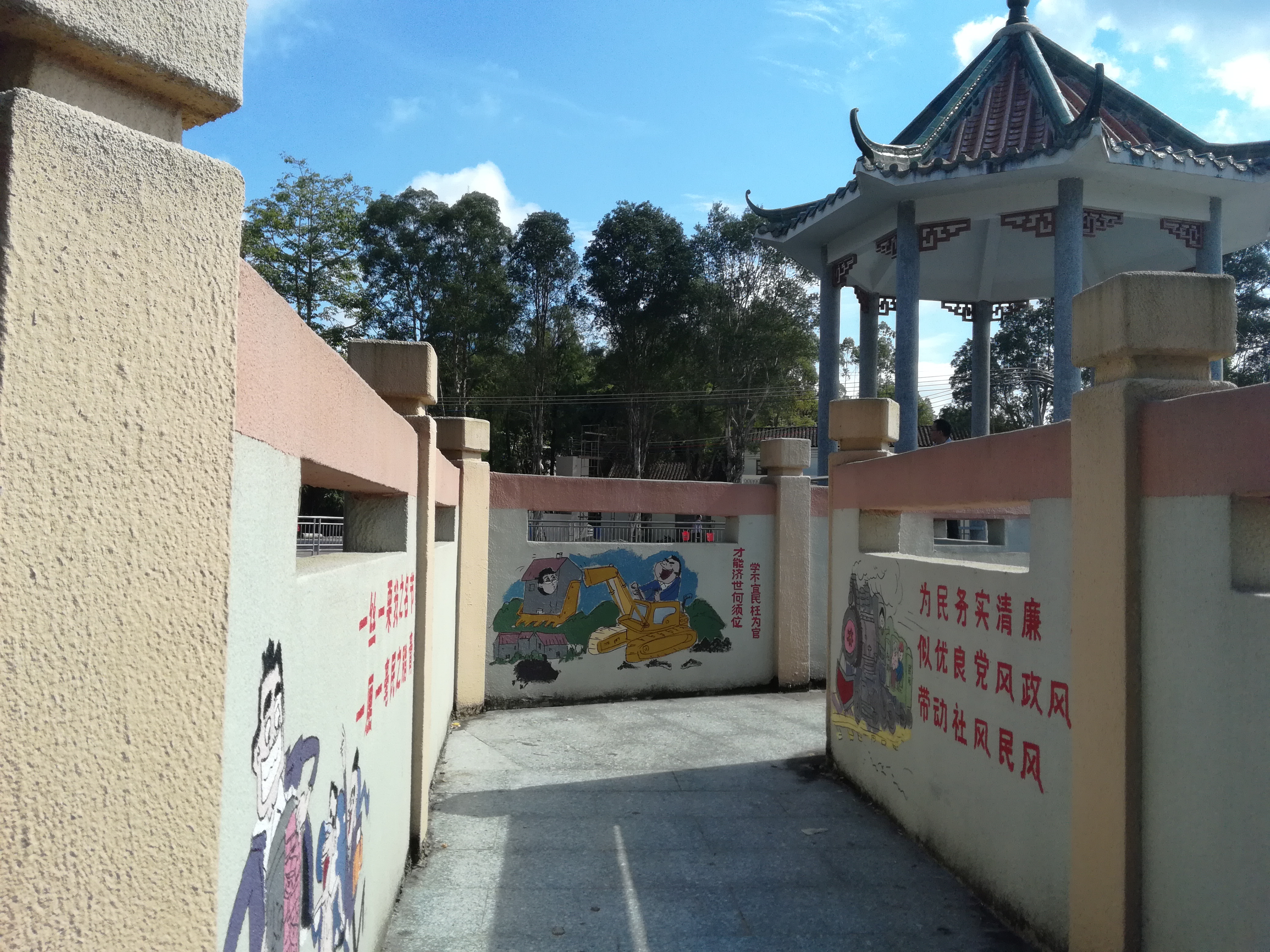 17 法治村創(chuàng)建示范點：共和鎮(zhèn)來蘇村法治漫畫長廊2.jpg